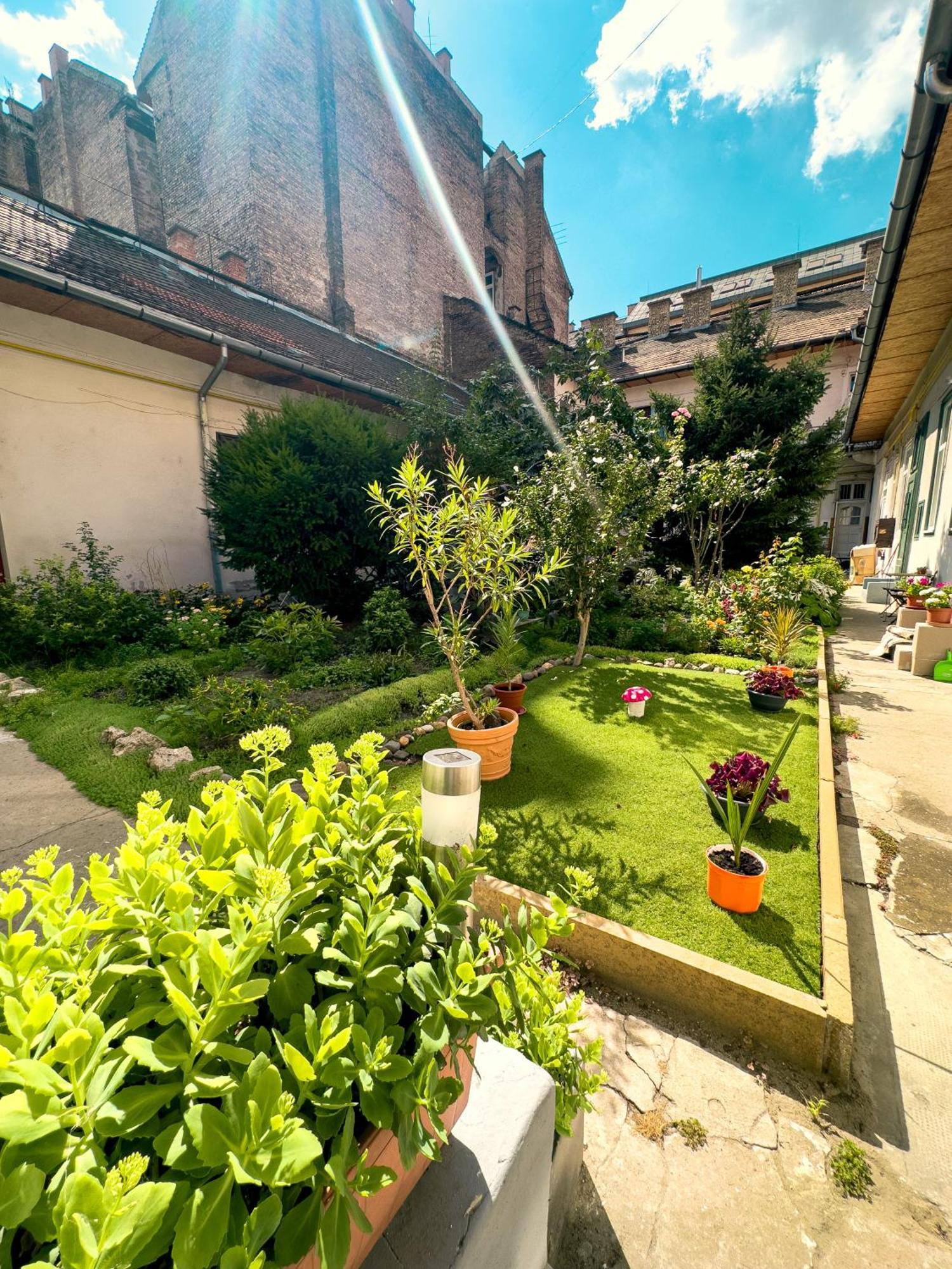 Urban Studio With Private Garden Near Andrassy Budapest Eksteriør bilde